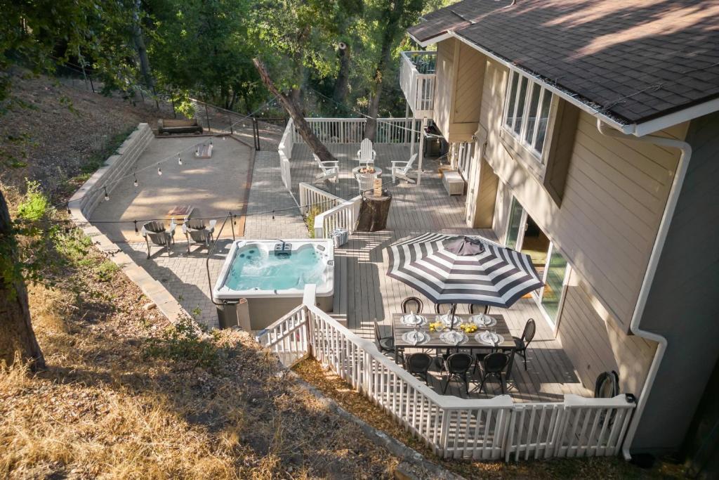 Hidden Oaks Farmhouse by AvantStay Hot Tub Deck